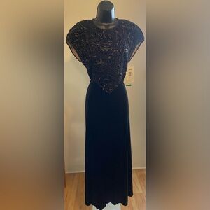 👗Jeffery & Dara Evenings by Tom Barra Beaded Velvet Maxi . Color: Blk. Size:10P